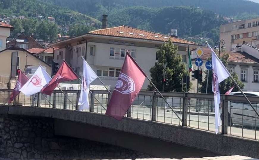 Grad spreman za spektakl: Zastave prvaka BiH postavljene kod Vijećnice 