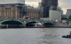 Drama u Londonu: Brod prepun turista udario u Westminsterski most 