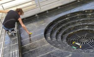 Damir Marjanović čistio fontanu i poručio: Šta je u glavi onoga koji baci bocu