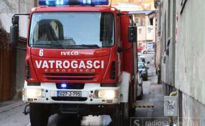 Građane naselja Čengić Vila uznemirile eksplozije, požar u stambenoj zgradi