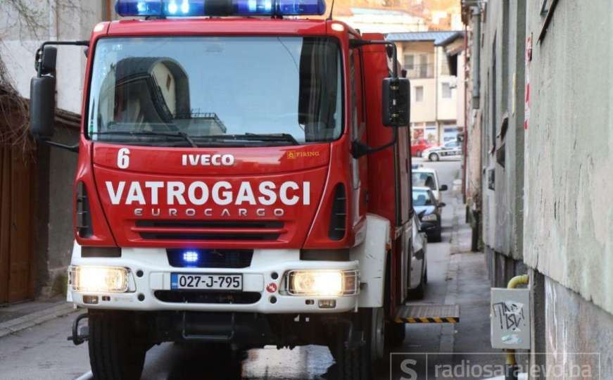 Građane naselja Čengić Vila uznemirile eksplozije, požar u stambenoj zgradi