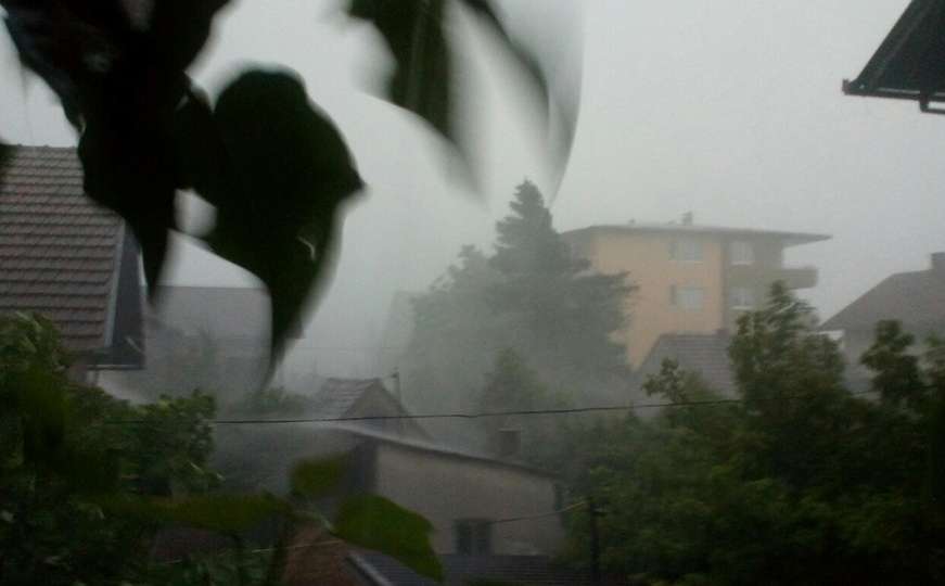 Olujno nevrijeme pogodilo Bosansku Gradišku i Bosansku Dubicu