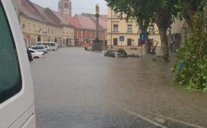 U Ptuju vjetrovi pušu 100 km/h, pogledajte poplavljene automobile na ulicama