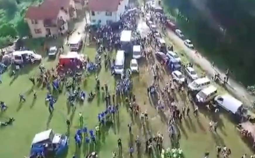  Snimak dronom: Pogledajte kako je hiljade ljudi iz Nezuka krenulo na Marš mira