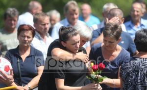 Jauci porodice i suze parali nebo: Saša Kudra sahranjen uz grob svog brata 