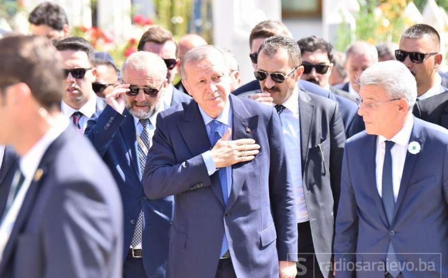 Erdogan položio cvijeće na mezar Alije Izetbegovića na Kovačima