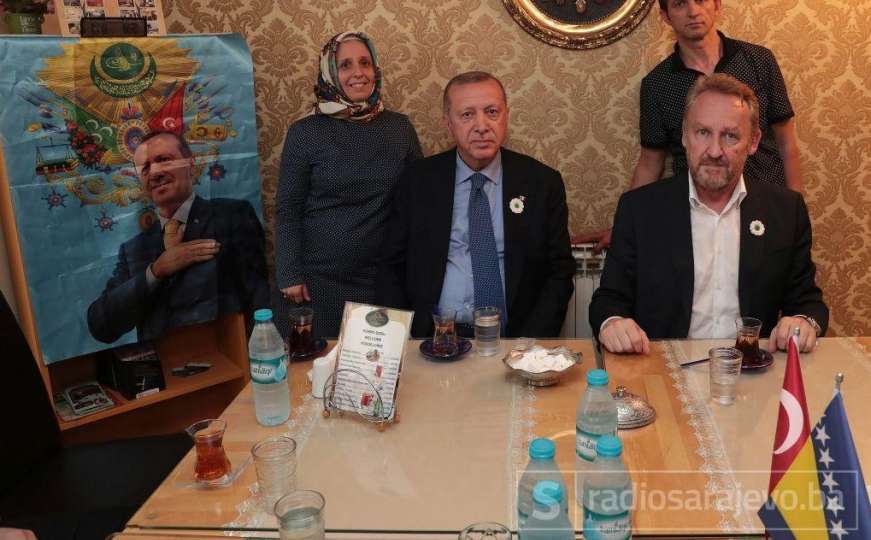 Erdogan svratio u hotel, a supruga obilazila turske obrazovne ustanove