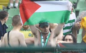 Navijači Celtica na stadionu Koševo sa zastavama Palestine