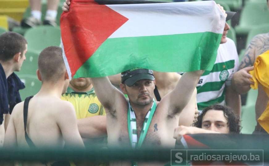 Navijači Celtica na stadionu Koševo sa zastavama Palestine