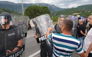 Specijalci "razbili" proteste radnika Aluminija: Saobraćaj normalizovan na M17