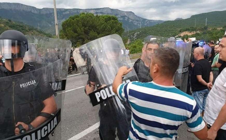 Specijalci "razbili" proteste radnika Aluminija: Saobraćaj normalizovan na M17