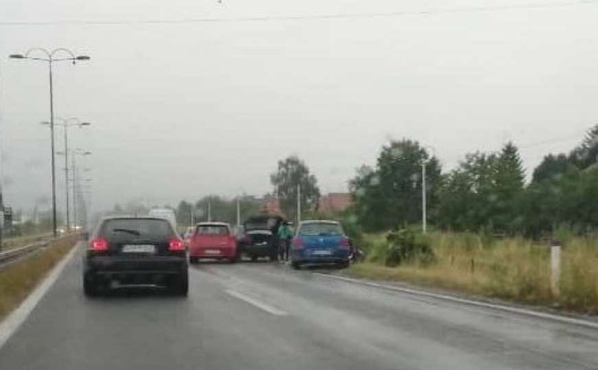 Na brzoj cesti u Sarajevu se prevrnuo automobil