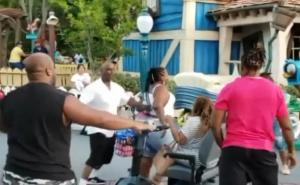 Masovna tuča u Disneylandu: Ne zna se ko koga udara!