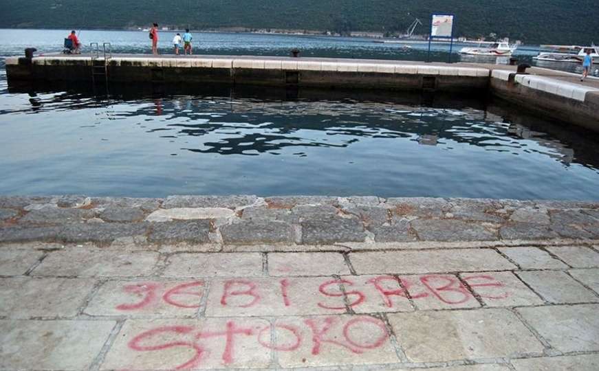 U Herceg Novom na molu danima stajao grafit koji vrijeđa Srbe