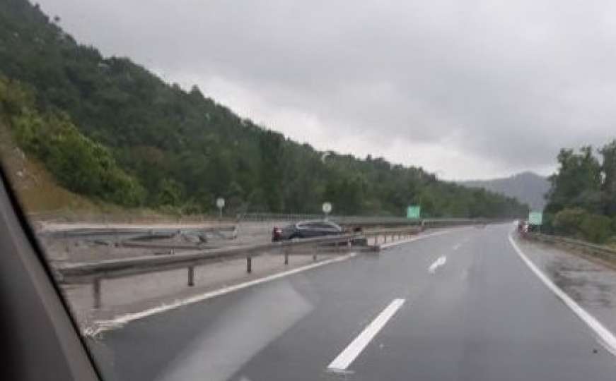 Vozač Passata probio bankinu na autoputu A1 kod Sarajeva