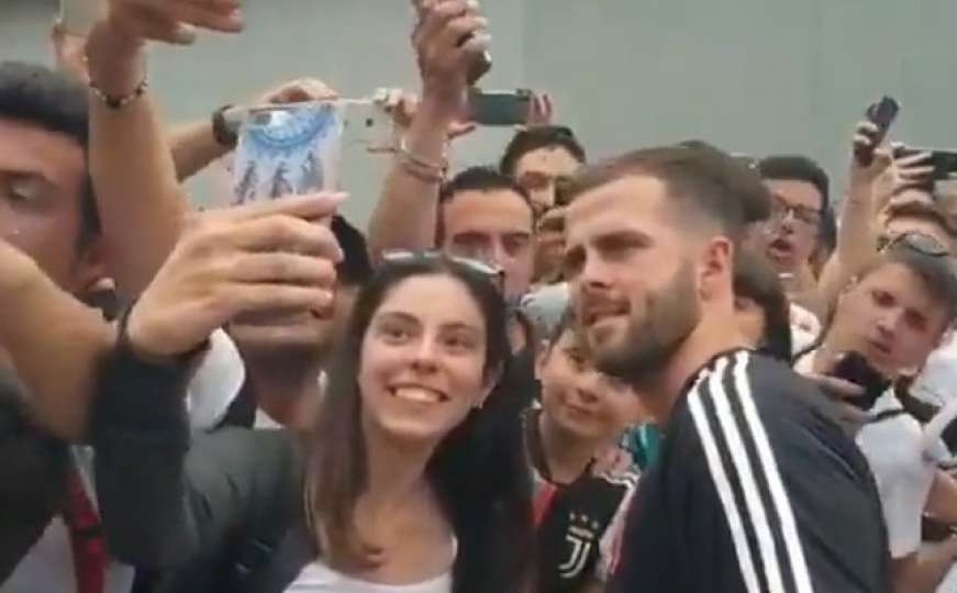 Iz ovog snimka se najbolje vidi kolika je ljubav Pjanića i navijača Juventusa