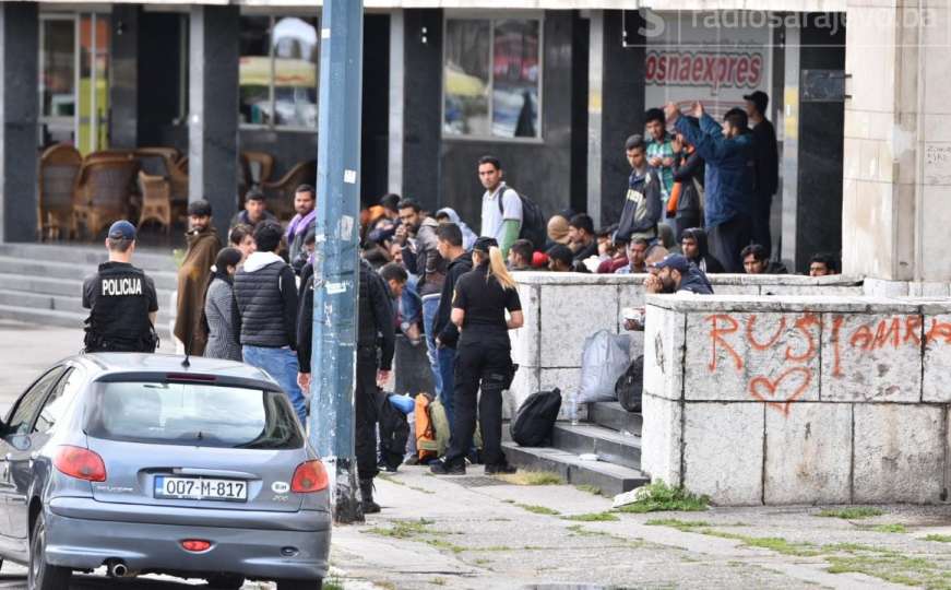 "Opsadno stanje" u Sarajevu: Specijalci na Željezničkoj stanici "opkolili" migrante