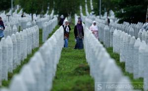 Tuga i bol u Potočarima: Porodice obilaze mezarja i oproštaju se od najmilijih