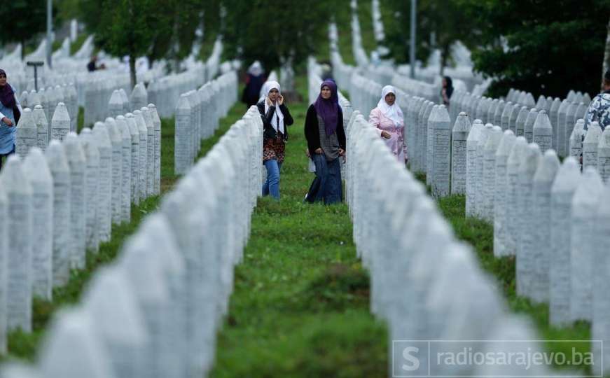 Tuga i bol u Potočarima: Porodice obilaze mezarja i oproštaju se od najmilijih