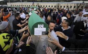 Tabuti 33 žrtve genocida preneseni na rukama iz Fabrike akumulatora do Musale