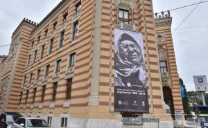 "Majka Srebrenice" na sarajevskoj Vijećnici u znak sjećanja na sve nevine žrtve