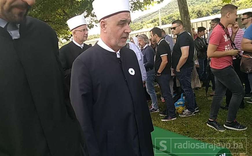 Emotivna počast Huseina Kavazovića žrtvama genocida u Srebrenici