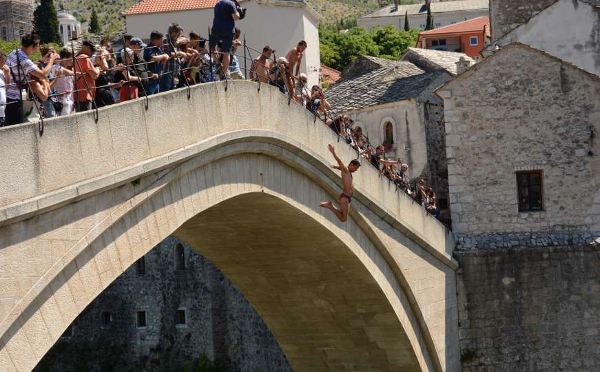 Skokom bez aplauza sa Starog mosta odana počast žrtvama genocida