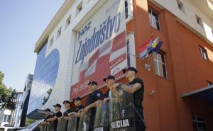 Radnici i građani se okupili ispred HDZ-a, Čović "pobjegao" u 'Aluminij'