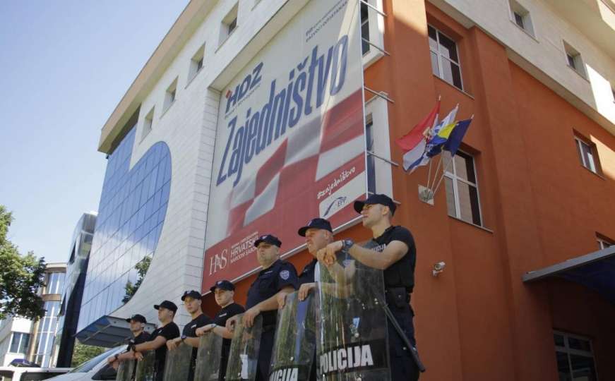 Radnici i građani se okupili ispred HDZ-a, Čović "pobjegao" u 'Aluminij'