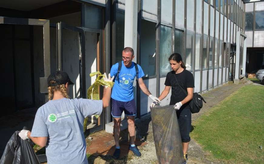 Vrijedni volonteri EMMAUS-a očistili Memorijalni kompleks u Potočarima