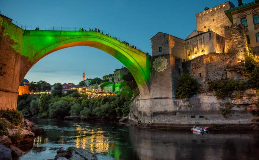 Cvijet Srebrenice obasjao Stari most u Mostaru 
