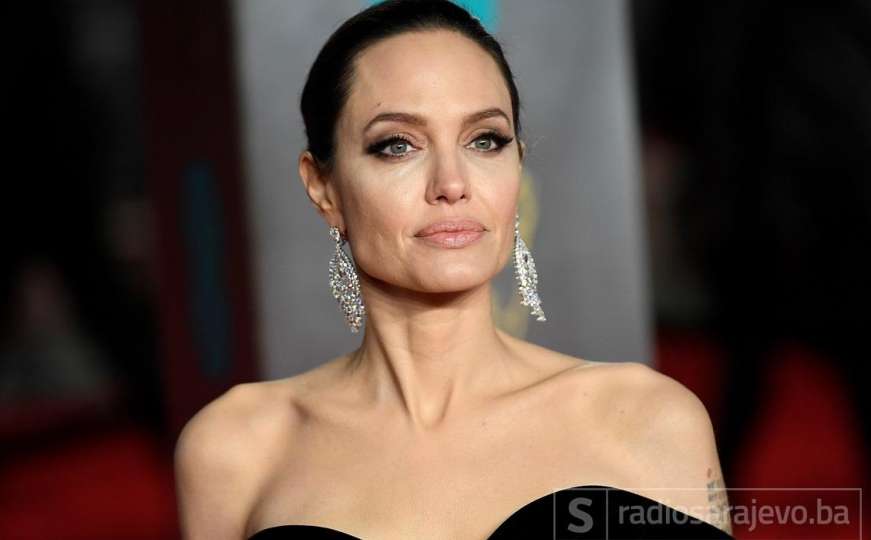 Prekrasna Angelina Jolie prošetala Parizom u haljini koja nikada ne izlazi iz mode
