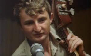 Pjesma dana: Na morskome plavom žalu gdje čarlija vjetrić mio...