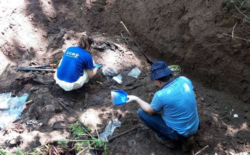 Mašović o tek otkrivenoj masovnoj grobnici: Zločinci teškim kamenjem zatrpali tijela