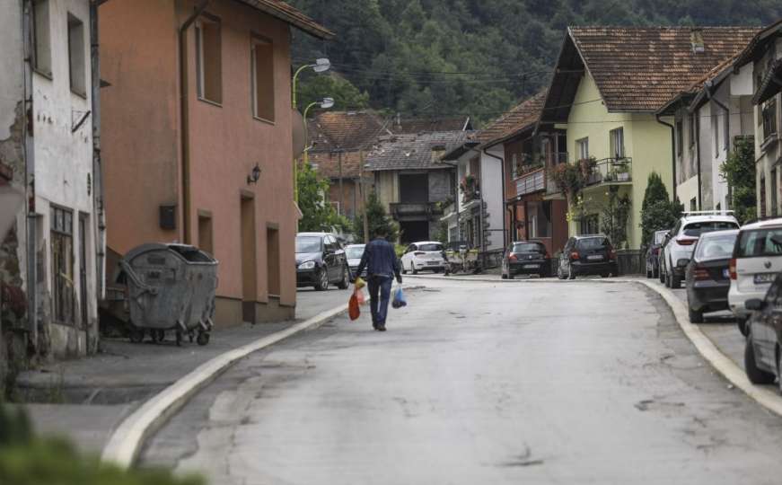 Puste ulice, svježe humke: Život u Srebrenici nakon 11. jula