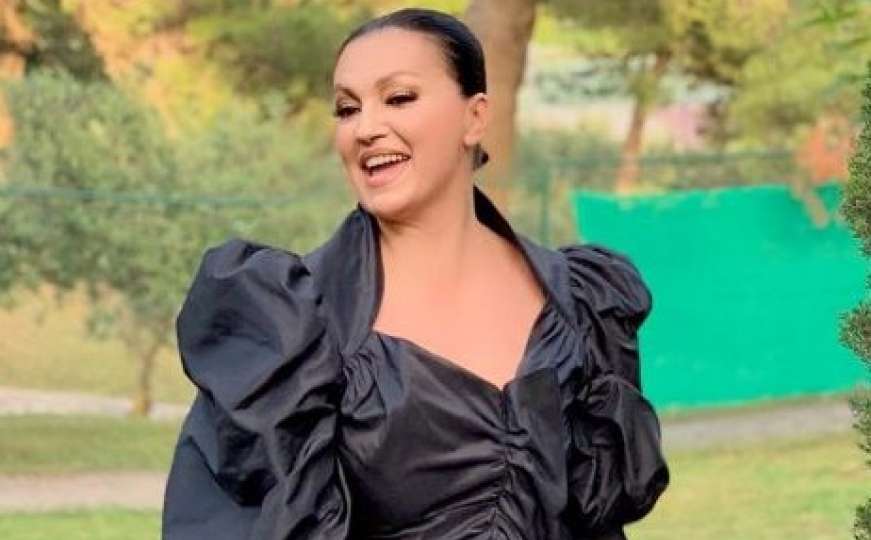 Nina Badrić oduševila fanove u ultra kratkoj haljini