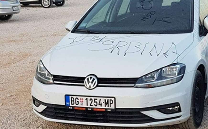 Na Golfu napisali "ubi Srbina": Mladić koji je vozio automobil nije iz Srbije