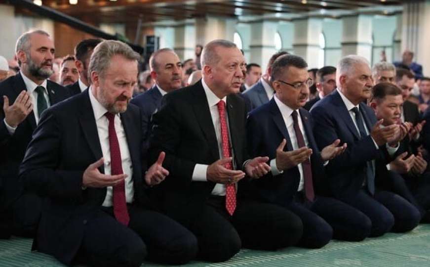 Godišnjica pokušaja puča: Izetbegović i Erdogan na sedždi jedan pored drugog