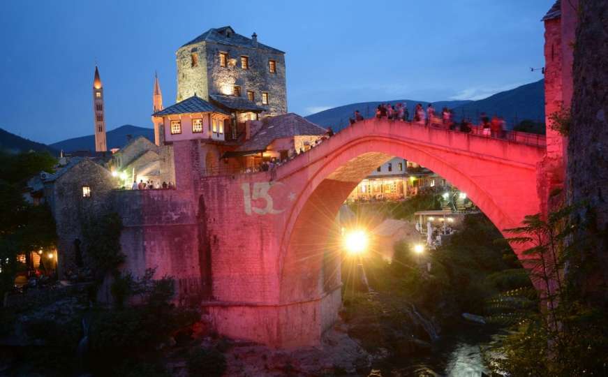 Vijećnica i Stari most zasjali u bojama turske zastave