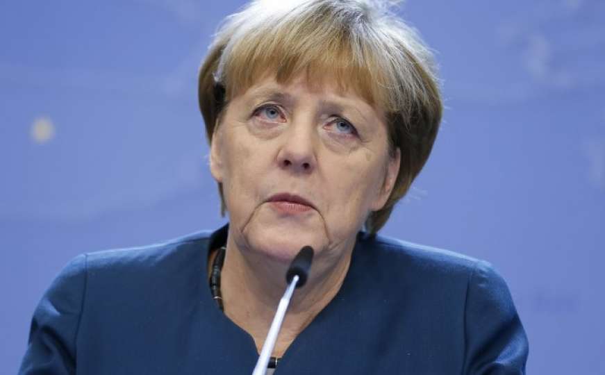 Merkel ponovo sjedeći slušala intoniranje himni u Berlinu 