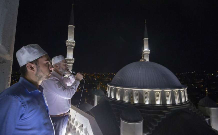 Sa minareta 90.000 džamija u gluhoj noći odjekivali su samo salavati