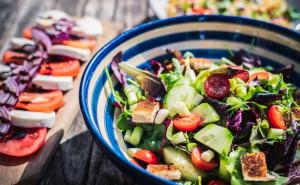 Najmanje 23 osobe završile u bolnici: Otrovale se zdravom hranom