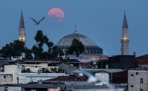 Noćna razglednica: Pun mjesec iznad Stambola