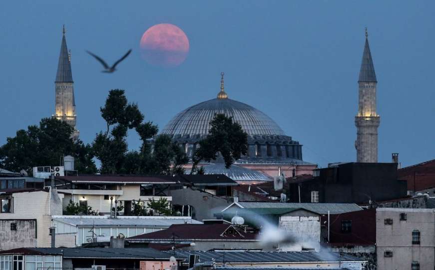 Noćna razglednica: Pun mjesec iznad Stambola