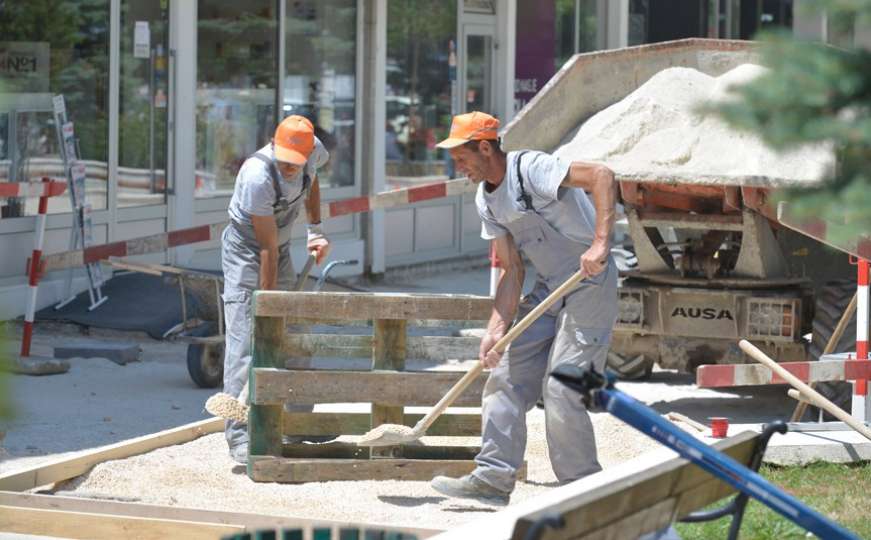 Radnici postavljaju nove ploče na glavnoj šetnici na Dobrinji