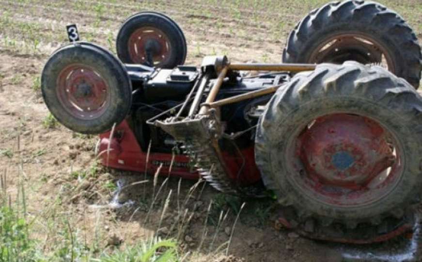 Nesreća kod Konjica: Prevrnuo se traktor, poginula jedna osoba