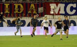 Navijački neredi u Splitu: Huligani na terenu napali igrače, htjeli upasti u ložu