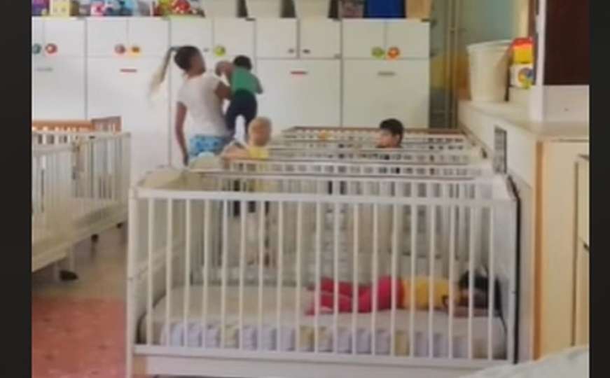 Snimak zgrozio javnost: Pogledajte šta radi vaspitačica dječici bez roditelja 