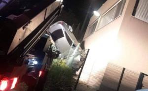 Nesvakidašnja nezgoda u Sarajevu: Nakon slijetanja s vozilom, završio među zgradama