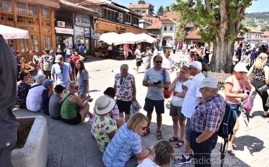 Šetnja, vrućine i ispijanje kafe: Sarajevo vrvi od turista